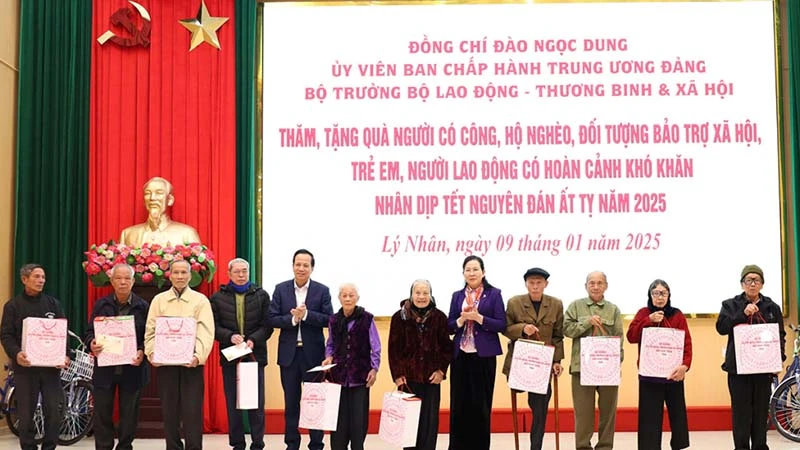 Bộ trưởng Lao động-Thương binh và Xã hội và đồng chí Bí thư Tỉnh ủy Hà Nam trao tặng quà động viên đối tượng chính sách tại chương trình.