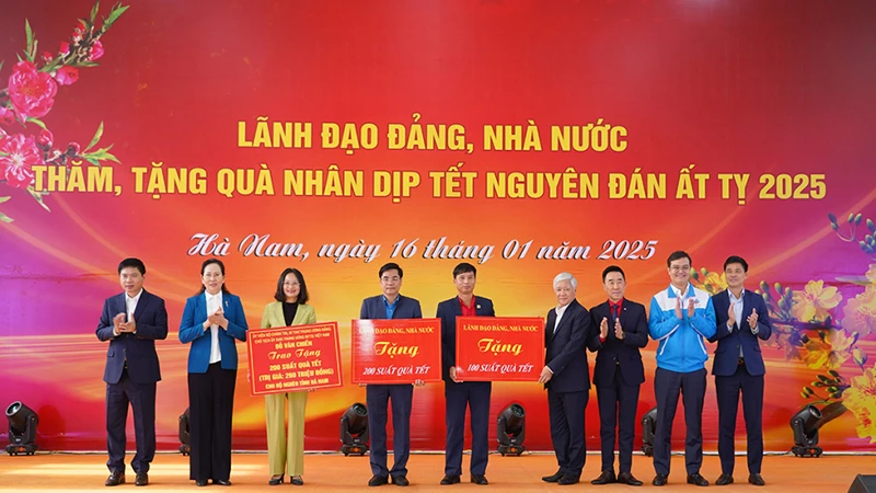 Đồng chí Chủ tịch Ủy ban Trung ương Mặt trận Tổ quốc Việt Nam trao tặng biểu trưng 500 suất quà Tết dành tặng cho hộ nghèo, công nhân lao động và người có hoàn cảnh khó khăn của tỉnh Hà Nam.