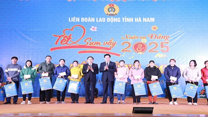 Đại diện Thường trực HĐND và lãnh đạo UBND tỉnh Hà Nam tặng quà động viên người lao động.