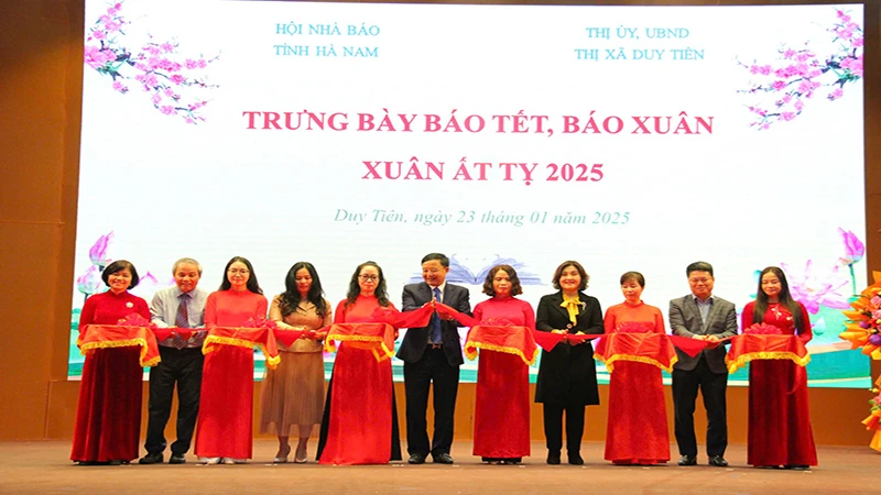 Các đại biểu cắt băng khai mạc Trưng bày báo Tết, báo Xuân Ất Tỵ 2025.