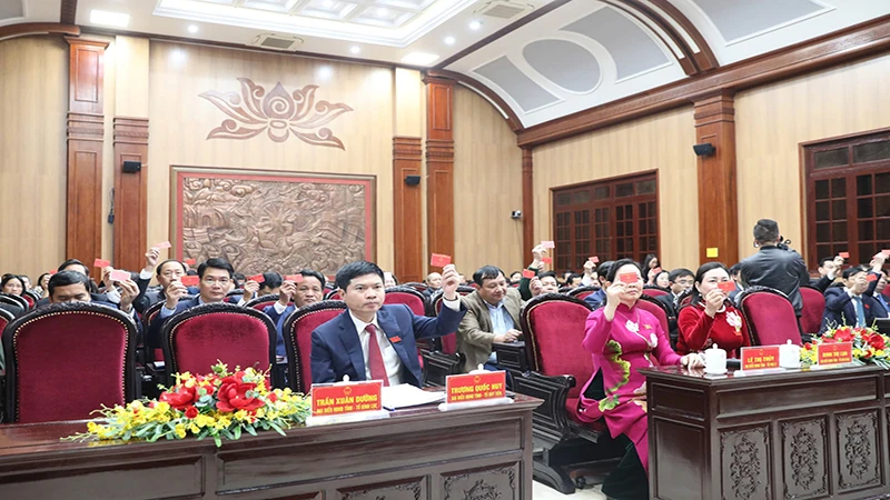 Các đại biểu biểu quyết thông qua các nghị quyết kỳ họp.