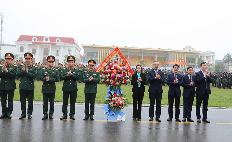 Các đồng chí lãnh đạo tỉnh Hà Nam tặng hoa chúc mừng cán bộ chiến sĩ lực lượng vũ trang tỉnh tại lễ ra quân huấn luyện năm 2025.