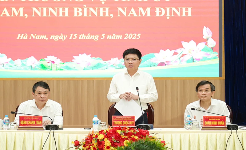 Các đồng chí Bí thư Tỉnh ủy Nam Định, Hà Nam, Ninh Bình đồng chủ trì hội nghị (từ trái qua).