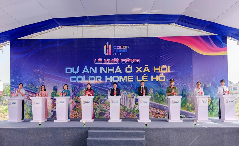 Các đồng chí lãnh đạo tỉnh Hà Nam và Liên danh Công ty trách nhiệm hữu hạn Flamingo Hải Tiến, Công ty cổ phần Hồng Hạc Đại Lải thực hiện nghi thức khởi công Dự án Nhà ở xã hội Color Home Lê Hồ. 