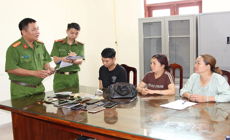 Cơ quan Công an lấy lời khai nhóm đối tượng và tang vật vụ án trộm cắp tài sản của du khách thập phương về tham quan, chiêm bái Xá lợi Đức Phật tại Chùa Tam Chúc.