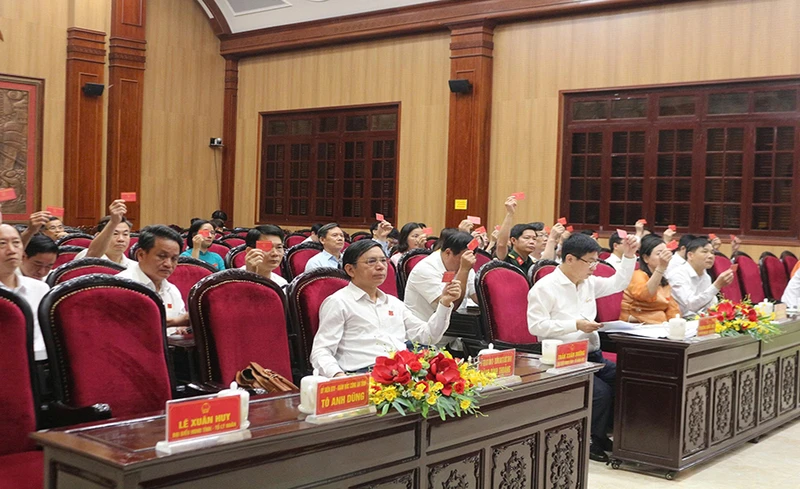 Các đại biểu Hội đồng nhân dân tỉnh Hà Nam biểu quyết thông qua Nghị quyết tại kỳ họp.