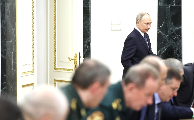 Tổng thống Nga Vladimir Putin họp cùng các quan chức Nga để chuẩn bị cho cuộc đàm phán với Ukraine (Nguồn: Kremlin)