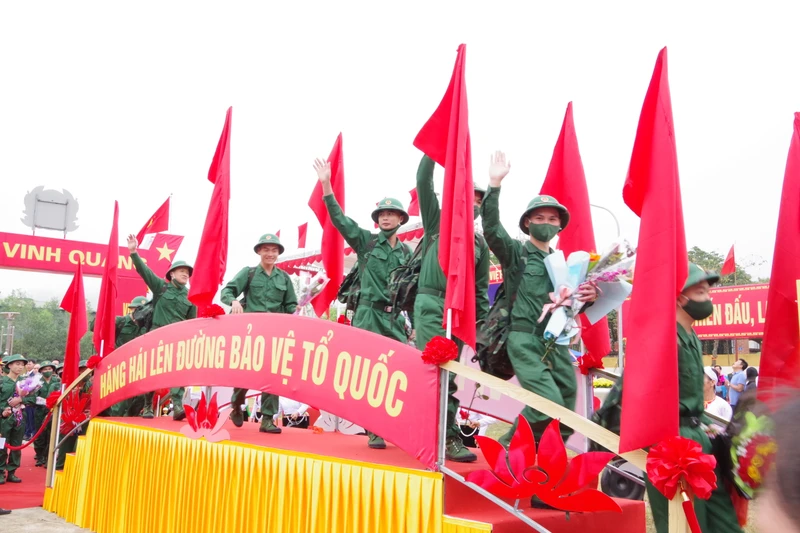 Các tân binh hăng hái lên đường thực hiện nghĩa vụ thiêng liêng của Tổ quốc.