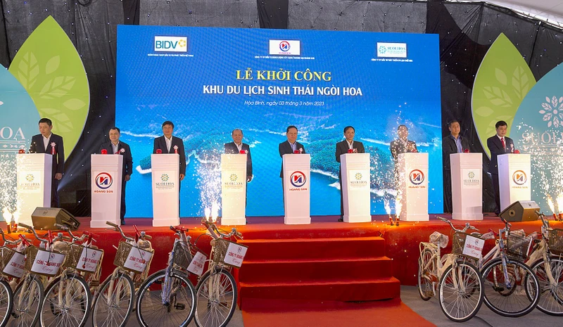 Lãnh đạo tỉnh Hòa Bình bấm nút khởi công dự án khu du lịch sinh thái Ngòi Hoa.
