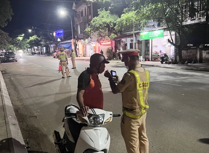 Lực lượng Cảnh sát giao thông Công an tỉnh Hòa Bình kiểm tra nồng độ cồn đối với các phương tiện tham gia giao thông.