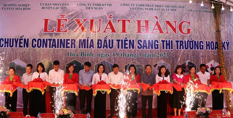 Đại diện lãnh đạo tỉnh Hòa Bình và Công ty Tiến Ngân cắt băng khánh thành tại buổi lễ xuất hàng.