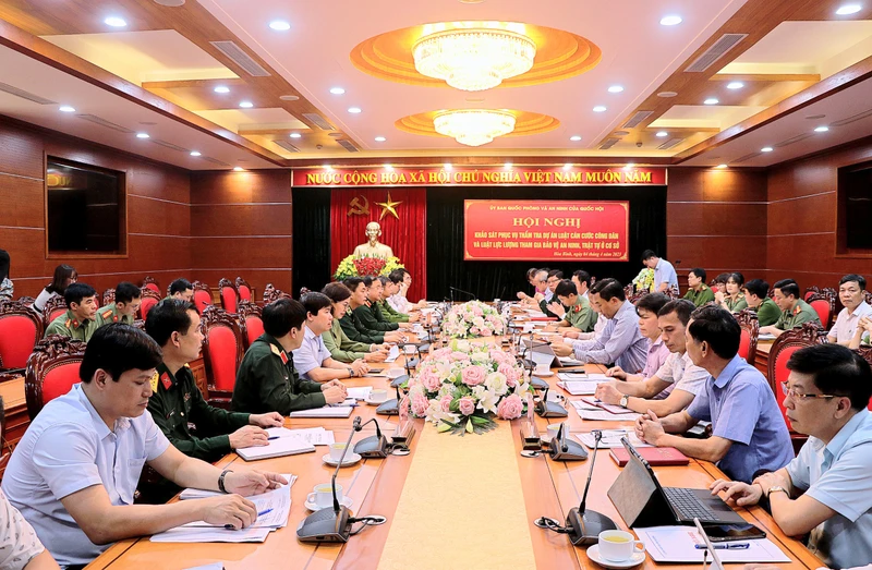 Đoàn khảo sát tại buổi làm việc với tỉnh Hòa Bình.