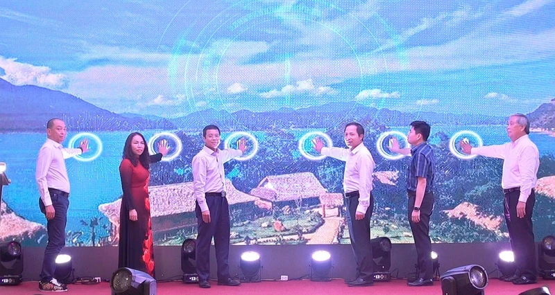 Lãnh đạo tỉnh Hòa Bình bấm nút khai trương kích cầu du lịch Hòa Bình năm 2023.