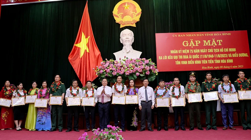 Bí thư Tỉnh ủy Hòa Bình Nguyễn Phi Long (thứ 8 từ trái sang) và Chủ tịch Ủy ban nhân dân tỉnh Bùi Văn Khánh (thứ 8 từ phải sang) tặng Bằng khen cho các tập thể, cá nhân điển hình tiên tiến.