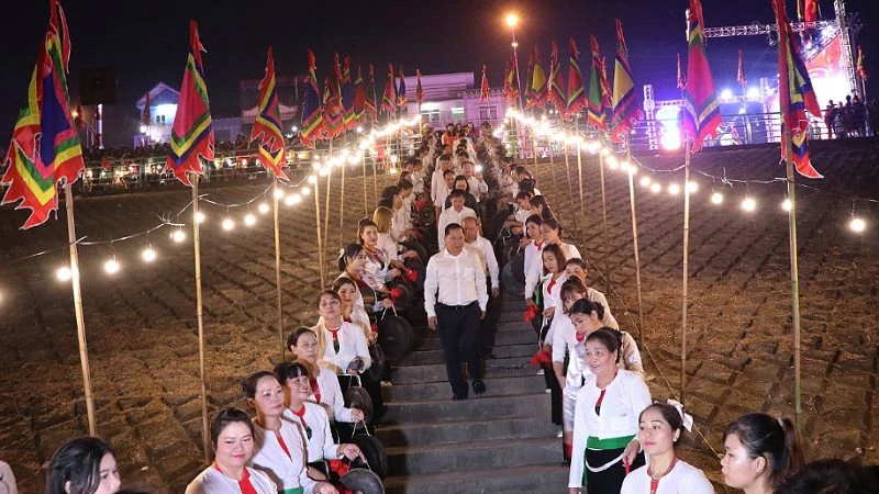 Lãnh đạo tỉnh Hòa Bình (giữa) dự lễ cầu ngư và thả hoa đăng trên sông Đà.