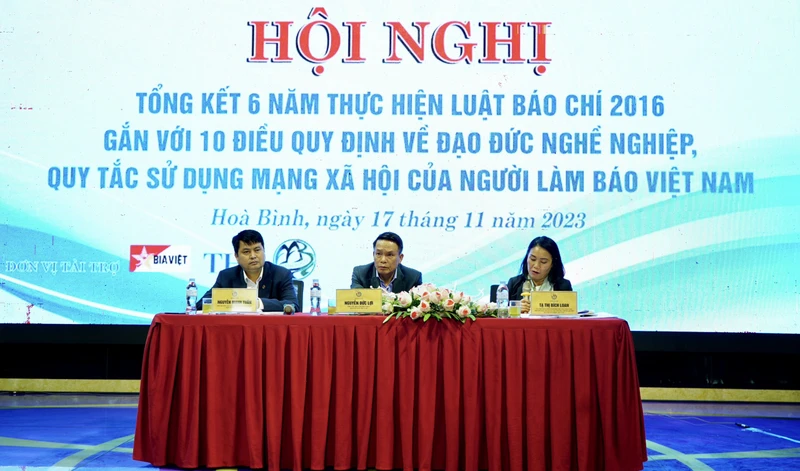 Các đồng chí chủ trì hội nghị.