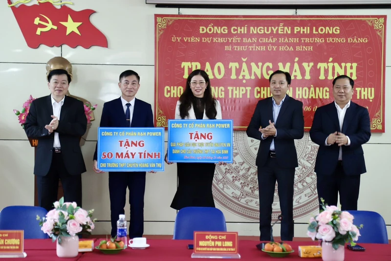 Bí thư Tỉnh ủy Hòa Bình (thứ nhất bên phải) tại buổi lễ trao tặng.