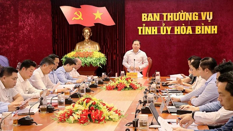 Bí thư Tỉnh ủy Hòa Bình Nguyễn Phi Long chỉ đạo hội nghị.