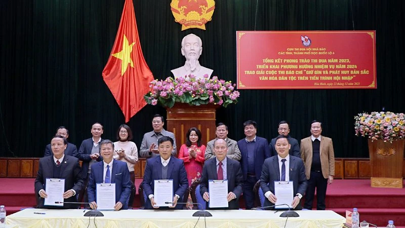 Hội Nhà báo các tỉnh, thành phố dọc Quốc lộ 6 ký kết giao ước thi đua năm 2024.