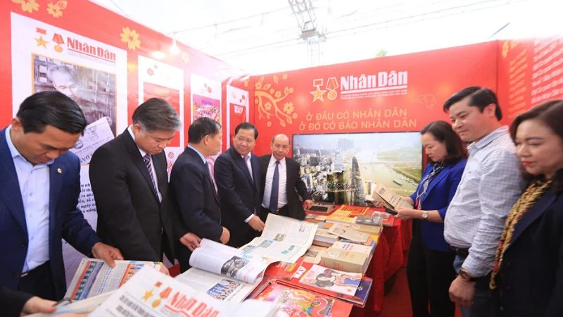 Lãnh đạo tỉnh Hòa Bình tham quan gian trưng bày Báo Nhân Dân tại Hòa Bình.
