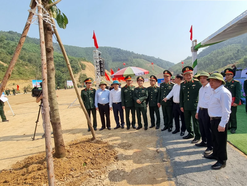 Các đại biểu trong Lễ phát động Tết trồng cây Xuân Giáp Thìn năm 2024 tại Hòa Bình.