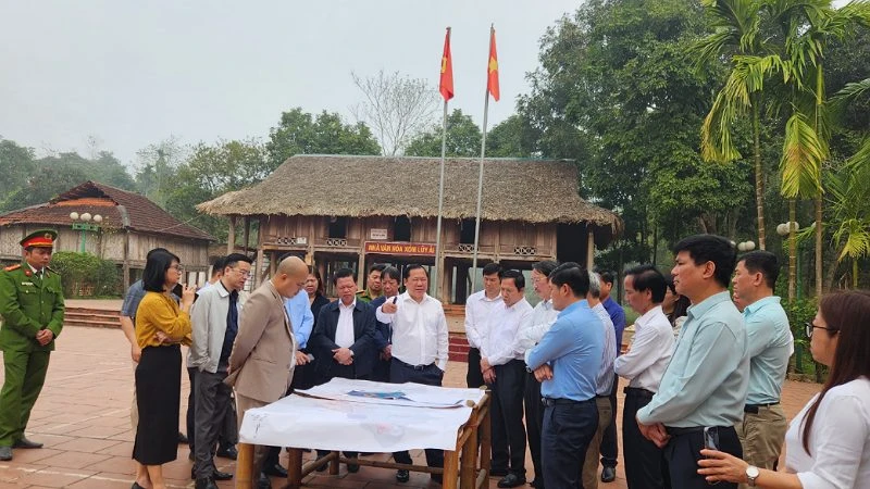 Bí thư Tỉnh ủy Hòa Bình Nguyễn Phi Long chỉ đạo triển khai Khu tổ hợp không gian văn hóa Mường tại xóm Lũy Ải, xã Phong Phú, huyện Tân Lạc, tỉnh Hòa Bình.