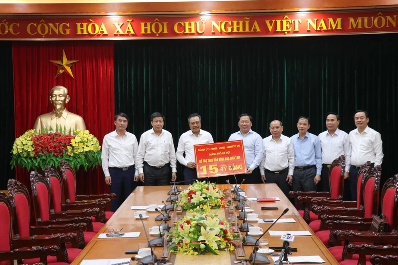 Thành phố Hà Nội hỗ trợ Phong trào thi đua “Xóa nhà tạm, nhà dột nát” của tỉnh Hòa Bình 300 căn nhà có tổng trị giá 15 tỷ đồng.