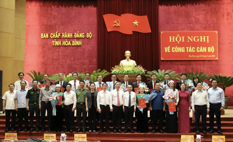 Ban Thường vụ Tỉnh ủy Hòa Bình chụp ảnh lưu niệm cùng các đồng chí được điều động, luân chuyển và bổ nhiệm.