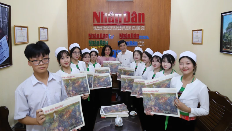 Cô và trò Trường trung học phổ thông công nghiệp Hòa Bình đến Văn phòng đại diện Báo Nhân Dân tại Hòa Bình nhận tranh panorama Chiến dịch Điện Biên Phủ.