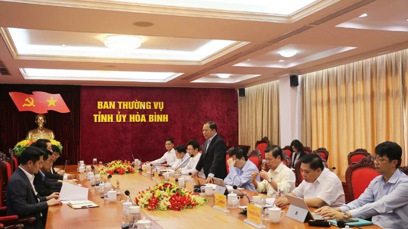Bí thư Tỉnh ủy Hòa Bình Nguyễn Phi Long (đứng) phát biểu tại buổi làm việc.