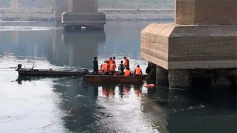 Lực lượng công binh, Bộ Chỉ huy quân sự tỉnh Hòa Bình trục vớt và hủy nổ an toàn 18 đầu đạn pháo còn tồn sót sau chiến tranh được phát hiện ngay chân trụ T8 cầu Hòa Bình.