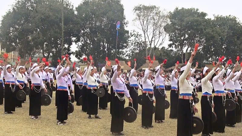 Trình diễn chiêng Mường Hòa Bình là nét đặc sắc không thể thiếu tại lễ hội.
