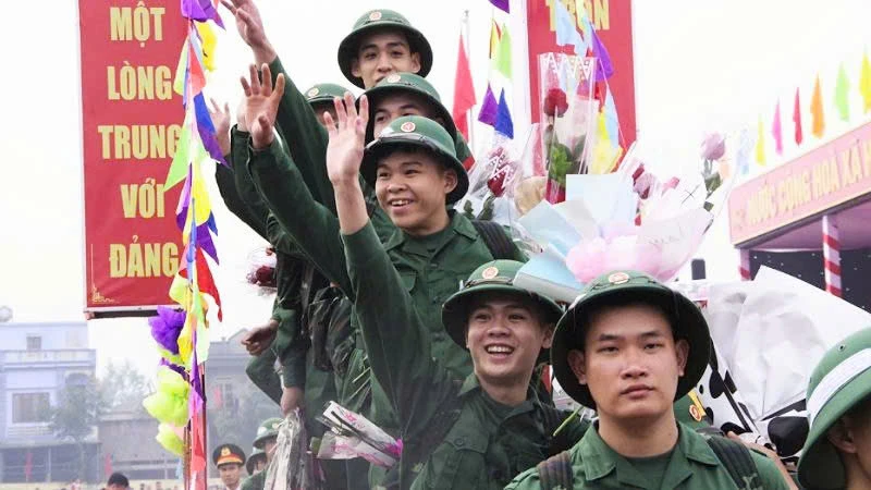 Các tân binh hào hứng, phấn khởi lên đường nhập ngũ.