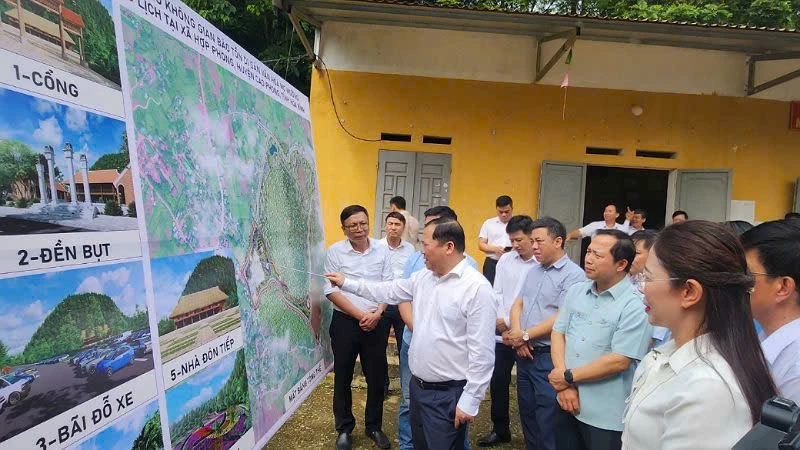 Bí thư Tỉnh ủy Hòa Bình Nguyễn Phi Long (giữa) chỉ đạo thúc đẩy nhanh dự án Khu không gian bảo tồn Di sản văn hóa Mo Mường.