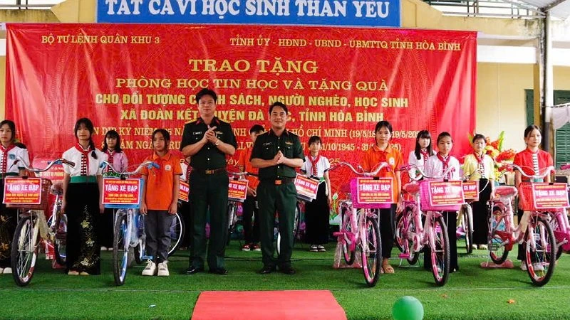 Lãnh đạo Quân khu 3 tặng xe đạp cho các em học sinh có hoàn cảnh khó khăn.