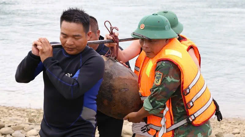 Lực lượng chức năng đưa quả bom về nơi an toàn.