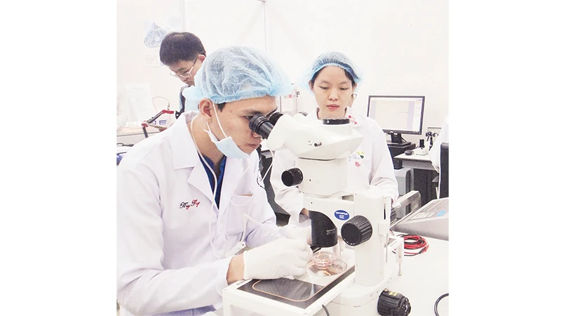 Hoạt động nghiên cứu khoa học tại Đại học Quốc gia Thành phố Hồ Chí Minh.