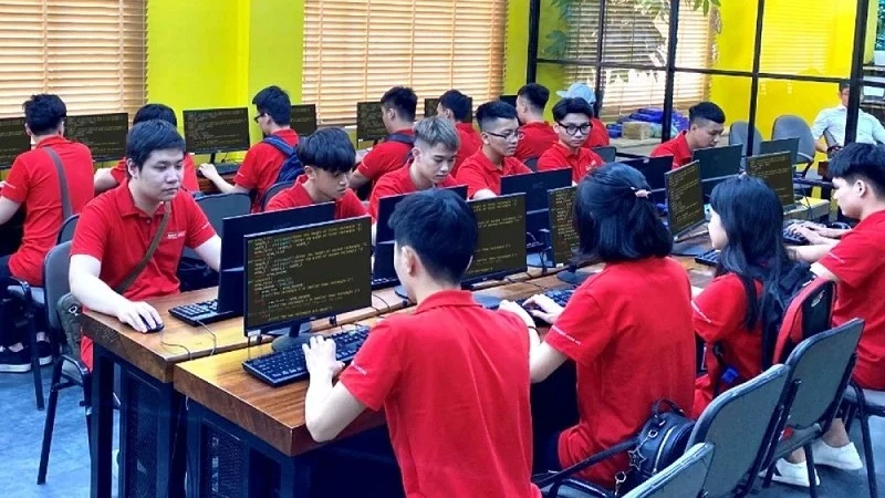 Học viên Aptech được hướng dẫn làm dự án thực tế.