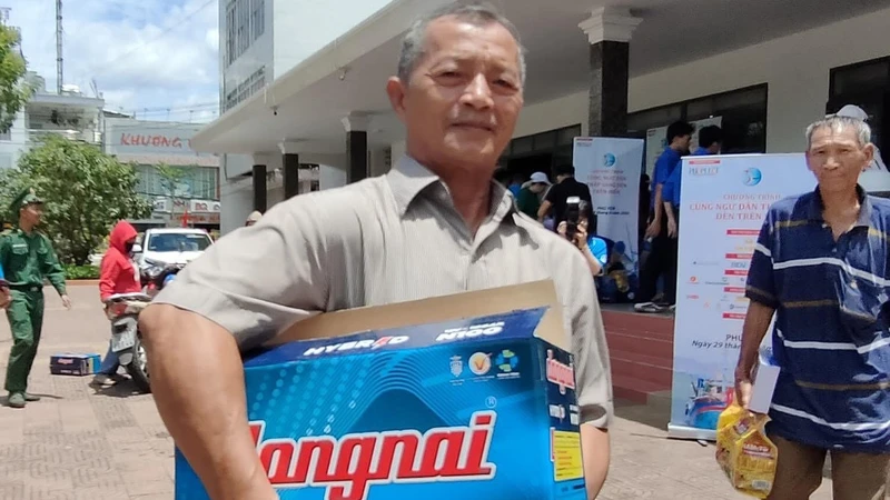 Ngư dân thành phố Tuy Hòa được nhận quà là những thiết bị cần thiết khi đi biển.