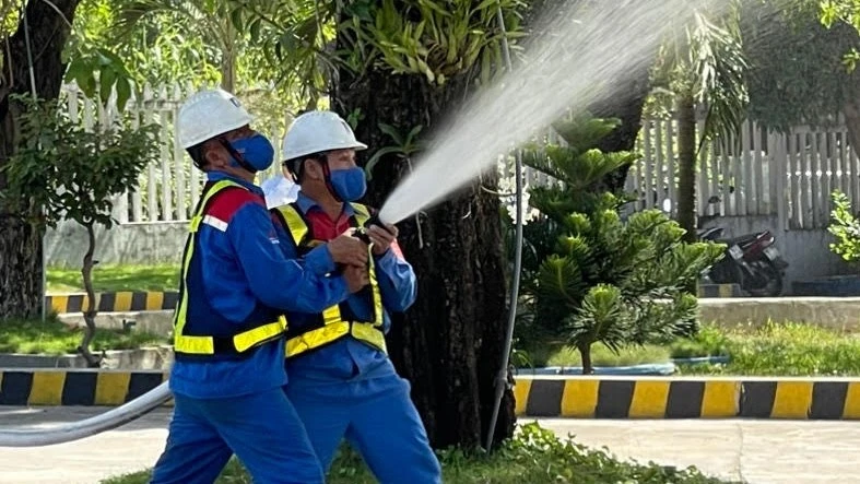 Đội phòng cháy, chữa cháy cơ sở Kho xăng dầu Vũng Rô thuộc Công ty CP Xăng dầu, Dầu khí Phú Yên (PVOil Phú Yên) thực hành tình huống chữa cháy tại chỗ.