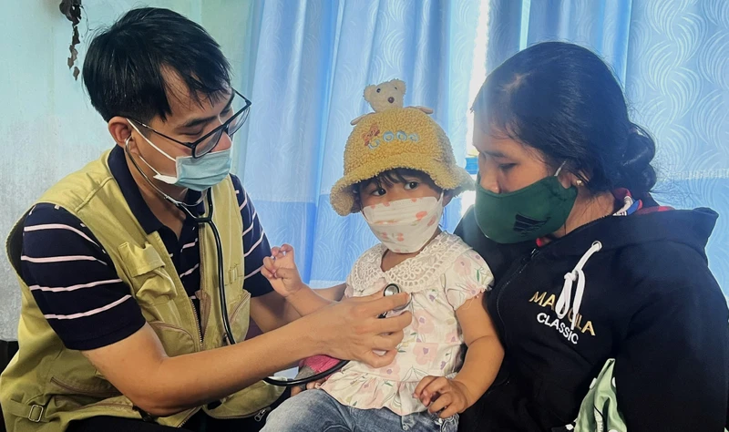 Bác sĩ Cù Nhật Quý thuộc Liên chi hội Tim mạch nhi và Tim bẩm sinh Thành phố Hồ Chí Minh đang khám cho các cháu ở xã Suối Bạc, huyện Sơn Hòa, tỉnh Phú Yên.