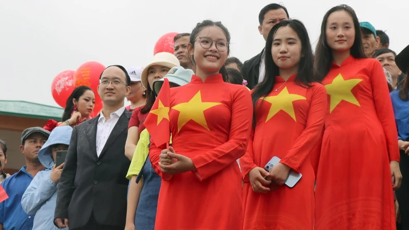 Đông đảo cán bộ, nhân dân và du khách tham dự lễ chào cờ và tham quan thắng cảnh quốc gia Bãi Môn-Mũi Điện.