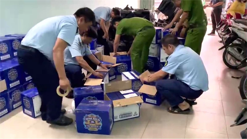 Lực lượng chức năng đang kiểm tra kiểm đếm số lượng rượu bị phát hiện, tạm giữ.