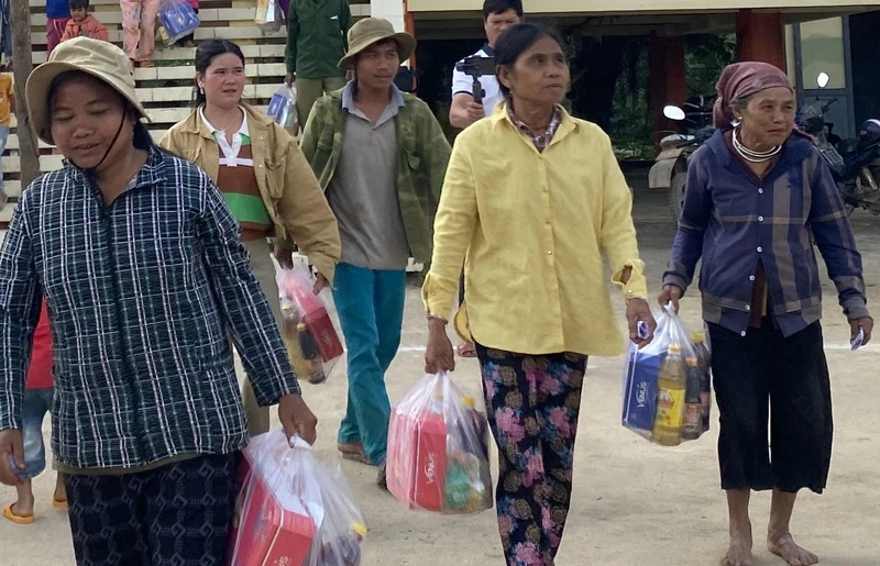 64/75 hộ nghèo, khó khăn thôn Phú Hải, xã Phú Mỡ, huyện Đồng Xuân, Phú Yên được tặng tiền, quà đón Tết.