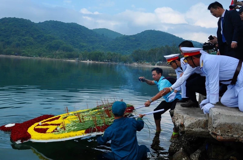 Các đại biểu thả vòng hoa tại Khu vực di tích Vũng Rô.