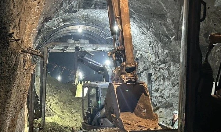 Ngành đường sắt đang khẩn trương đưa khối lượng đất đá sạt lở ra khỏi khu vực sự cố sạt lở.