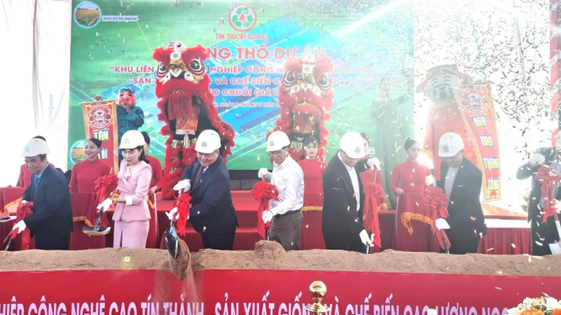 Các đại biểu dự lễ thực hiện nghi thức động thổ dự án.