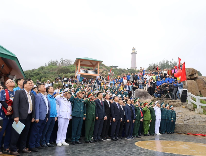 Các đại biểu thực hiện nghi thức lễ chào cờ đầu năm tại danh thắng quốc gia Bãi Môn-Mũi Điện, thị xã Đông Hòa, Phú Yên.