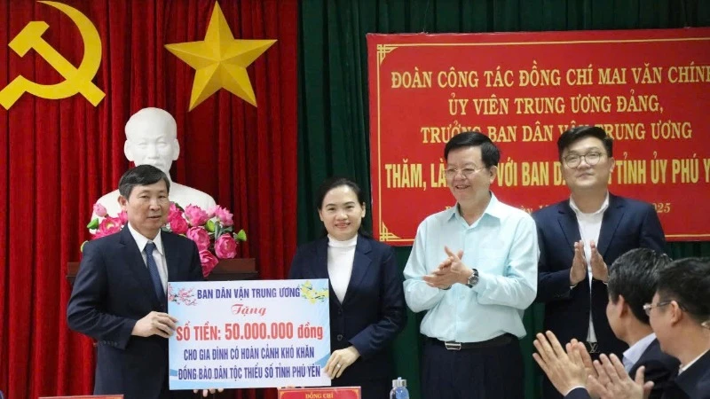 Ban Dân vận Trung ương tặng 50 triệu đồng nhằm hỗ trợ cho các gia đình có hoàn cảnh khó khăn, đồng bào dân tộc thiểu số trên địa bàn tỉnh Phú Yên.