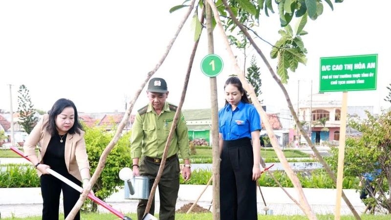 Lãnh đạo tỉnh Phú Yên tham gia trồng cây xanh tại khu vực công viên hồ điều hòa Hồ Sơn, thành phố Tuy Hòa.